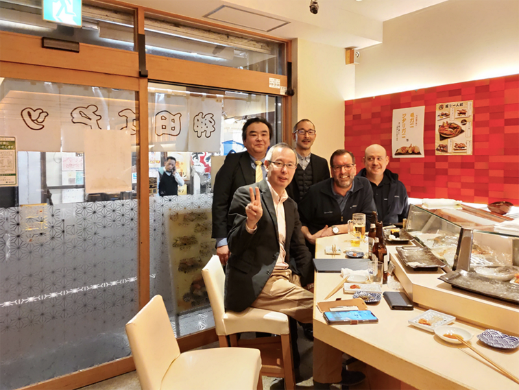 The love of food unites: eating sushi in Japan (From left to right: Masanori Terasawa, Yoshikazu Ito, Yukiya Ito, Carsten Ruth, Christian Ehret)