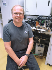 Professor Engel im Gaschromatographischen Labor mit der Schraubenpumpe VACUU·PURE® 10 als Vorpumpe für Massenspektrometer 