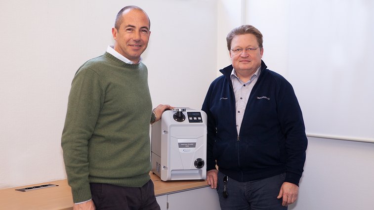 Deltek and VACUUBRAND as partners for high-quality vacuum products (from left to right: Dr. Francesco de Luca di Roseto, Björn Dewes)