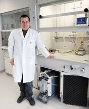 Die leistungsstarke Schraubenpumpe VACUU·PURE® 10C versorgt im Chemielabor von Dr. Lukinavičius zwei Abzüge gleichzeitig