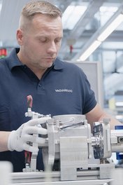 Angestellter montiert eine Vakuumpumpe.