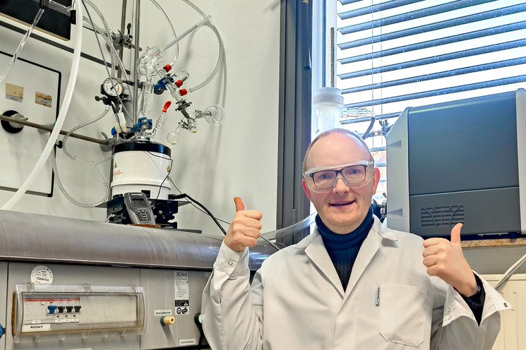 Dr. Eric Täuscher an der Schlenk Line mit Vakuum-Schraubenpumpe von VACUUBRAND