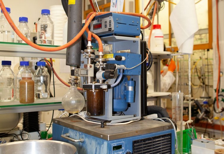 Dieser frühe chemiebeständige Pumpstand von VACUUBRAND wurde Anfang der 1990er Jahre in Betrieb genommen. Er sorgt auch heute noch für ein starkes, zuverlässiges Vakuum in einem Forschungslabor der Chemie – trotz härtester Bedingungen.