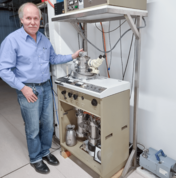 Professor Wieck an Emitter Maker Anlage zum Füllen von fokussierten Ionenemittern im Vakuum; rechts unten die MD 4 NT Membranpumpe