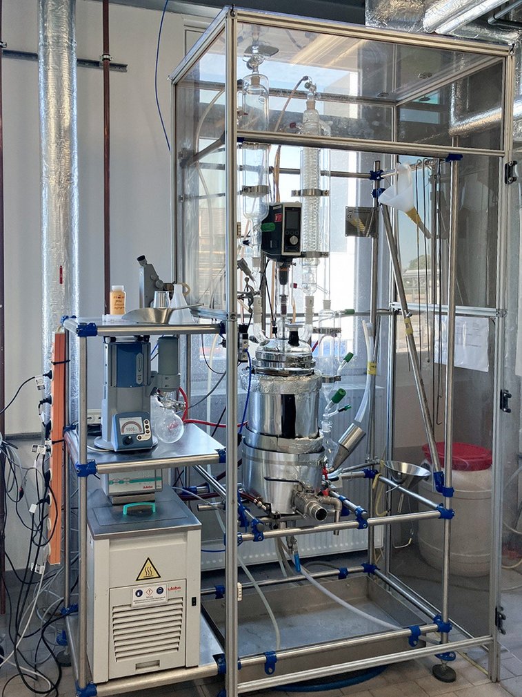 Vacuum diaphragm pump from VACUUBRAND integrated into the automation system of the evaporation crystallizer 