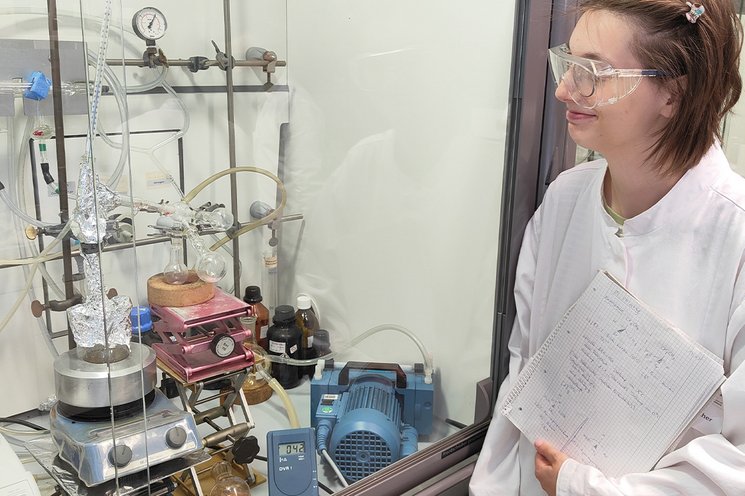 Practical training with the MZ 2C vacuum diaphragm pump, e.g., for distillation