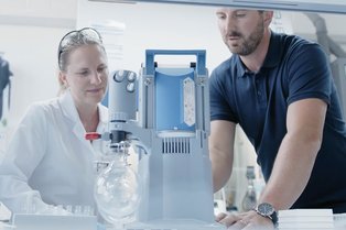 VACUUBRAND Produktexperte gibt eine Produkteinweisung im Labor.