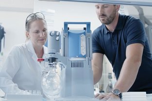 A VACUUBRAND product expert provides product training in the laboratory.