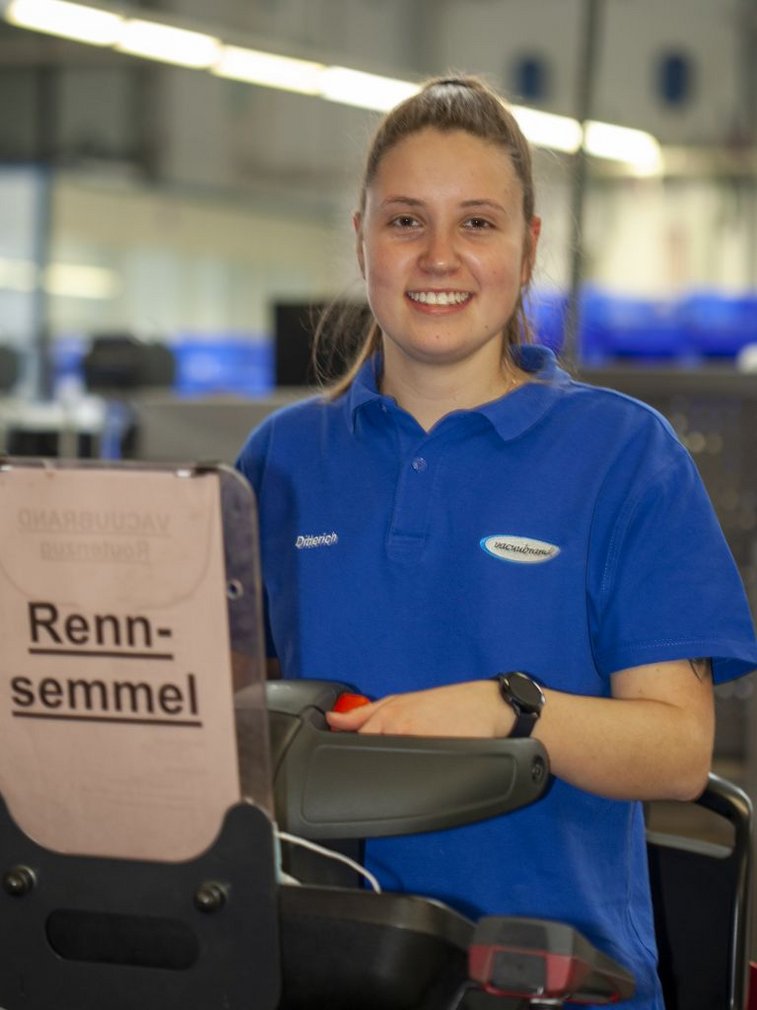 Lena Ditterich, Fachkraft für Lagerlogistik bei VACUUBRAND, auf unserem Routenzug alias „Rennsemmel"