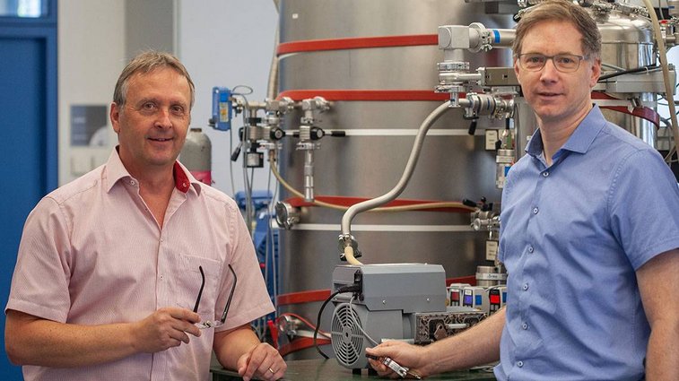 Dr. Jürgen Breitenbach and Thorsten Harter in the vacuum laboratory of VACUUBRAND