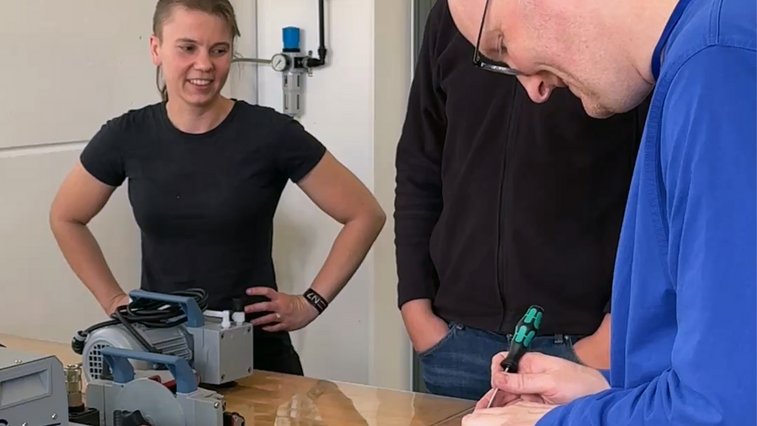 Seminarteilnehmer beim praktischen Arbeiten an Vakuumpumpen